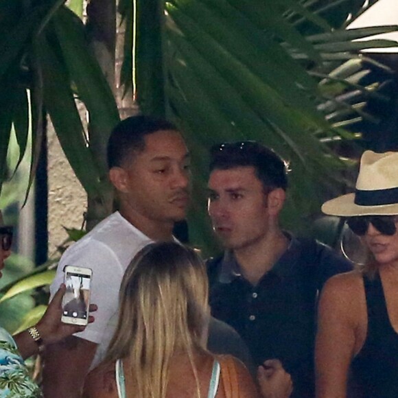 Kim Kardashian fait du shopping avec sa fille North West à Bal Harbour. Ensuite, Kim et North sont allées déjeuner avec Khloe Kardashian et son nouveau compagnon Tristan Thompson. Le 18 septembre 2016