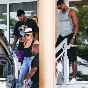 Kim Kardashian fait du shopping avec sa fille North West à Bal Harbour. Ensuite, Kim et North sont allées déjeuner avec Khloe Kardashian et son nouveau compagnon Tristan Thompson. Le 18 septembre 2016