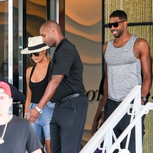 Kim Kardashian fait du shopping avec sa fille North West à Bal Harbour. Ensuite, Kim et North sont allées déjeuner avec Khloe Kardashian et son nouveau compagnon Tristan Thompson. Le 18 septembre 2016