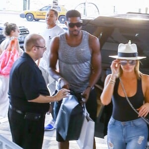 Kim Kardashian fait du shopping avec sa fille North West à Bal Harbour. Ensuite, Kim et North sont allées déjeuner avec Khloe Kardashian et son nouveau compagnon Tristan Thompson. Le 18 septembre 2016