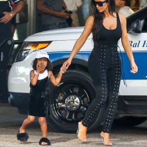 Kim Kardashian fait du shopping avec sa fille North West à Bal Harbour. Ensuite, Kim et North sont allées déjeuner avec Khloe Kardashian et son nouveau compagnon Tristan Thompson. Le 18 septembre 2016