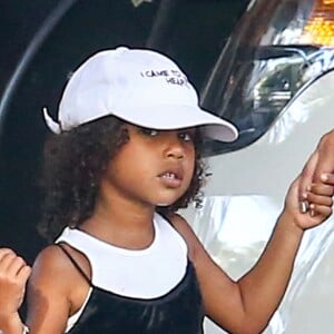 Kim Kardashian fait du shopping avec sa fille North West à Bal Harbour. Ensuite, Kim et North sont allées déjeuner avec Khloe Kardashian et son nouveau compagnon Tristan Thompson. Le 18 septembre 2016