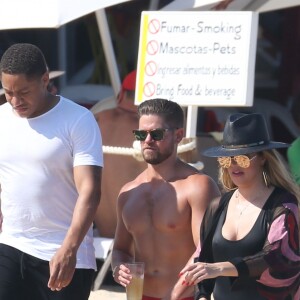 Exclusif - Prix Spécial - No Web No Blog - Khloe Kardashian et son présumé nouveau compagnon le joueur de la NBA Tristan Thompson sont en vacances avec des amis sur la plage à Cabo San Lucas, le 5 septembre 2016.  Exclusive - For Germany Call For Price - No Internet Use - Khloe Kardashian and her rumored new boyfriend, NBA player Tristan Thompson, are spotted with friends on the beach at Cabo San Lucas, Mexico on September 5, 2016. The reality star was flaunting her figure in a skimpy black one piece swimsuit and brightly patterned cover up.05/09/2016 - Cabo San Lucas