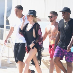 Exclusif - Prix Spécial - No Web No Blog - Khloe Kardashian et son présumé nouveau compagnon le joueur de la NBA Tristan Thompson sont en vacances avec des amis sur la plage à Cabo San Lucas, le 5 septembre 2016.  Exclusive - For Germany Call For Price - No Internet Use - Khloe Kardashian and her rumored new boyfriend, NBA player Tristan Thompson, are spotted with friends on the beach at Cabo San Lucas, Mexico on September 5, 2016. The reality star was flaunting her figure in a skimpy black one piece swimsuit and brightly patterned cover up.05/09/2016 - Cabo San Lucas