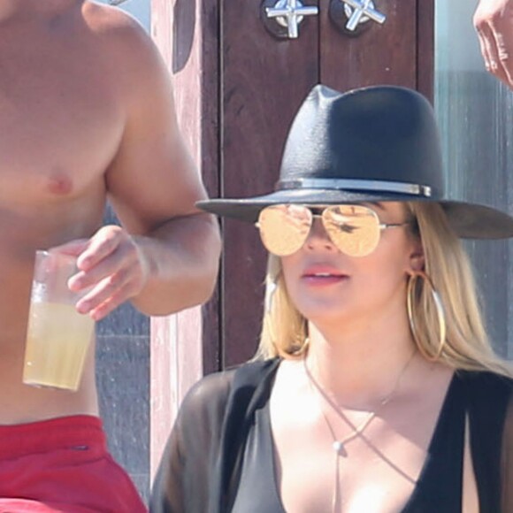 Exclusif - Prix Spécial - No Web No Blog - Khloe Kardashian et son présumé nouveau compagnon le joueur de la NBA Tristan Thompson sont en vacances avec des amis sur la plage à Cabo San Lucas, le 5 septembre 2016.  Exclusive - For Germany Call For Price - No Internet Use - Khloe Kardashian and her rumored new boyfriend, NBA player Tristan Thompson, are spotted with friends on the beach at Cabo San Lucas, Mexico on September 5, 2016. The reality star was flaunting her figure in a skimpy black one piece swimsuit and brightly patterned cover up.05/09/2016 - Cabo San Lucas