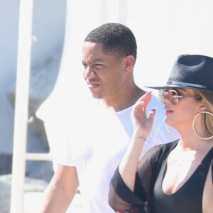 Exclusif - Prix Spécial - No Web No Blog - Khloe Kardashian et son présumé nouveau compagnon le joueur de la NBA Tristan Thompson sont en vacances avec des amis sur la plage à Cabo San Lucas, le 5 septembre 2016.  Exclusive - For Germany Call For Price - No Internet Use - Khloe Kardashian and her rumored new boyfriend, NBA player Tristan Thompson, are spotted with friends on the beach at Cabo San Lucas, Mexico on September 5, 2016. The reality star was flaunting her figure in a skimpy black one piece swimsuit and brightly patterned cover up.05/09/2016 - Cabo San Lucas