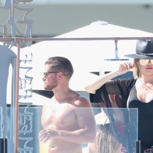 Exclusif - Prix Spécial - No Web No Blog - Khloe Kardashian et son présumé nouveau compagnon le joueur de la NBA Tristan Thompson sont en vacances avec des amis sur la plage à Cabo San Lucas, le 5 septembre 2016.  Exclusive - For Germany Call For Price - No Internet Use - Khloe Kardashian and her rumored new boyfriend, NBA player Tristan Thompson, are spotted with friends on the beach at Cabo San Lucas, Mexico on September 5, 2016. The reality star was flaunting her figure in a skimpy black one piece swimsuit and brightly patterned cover up.05/09/2016 - Cabo San Lucas