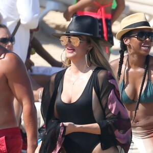 Exclusif - Prix Spécial - No Web No Blog - Khloe Kardashian et son présumé nouveau compagnon le joueur de la NBA Tristan Thompson sont en vacances avec des amis sur la plage à Cabo San Lucas, le 5 septembre 2016.  Exclusive - For Germany Call For Price - No Internet Use - Khloe Kardashian and her rumored new boyfriend, NBA player Tristan Thompson, are spotted with friends on the beach at Cabo San Lucas, Mexico on September 5, 2016. The reality star was flaunting her figure in a skimpy black one piece swimsuit and brightly patterned cover up.05/09/2016 - Cabo San Lucas