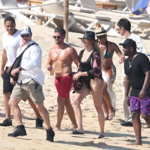 Exclusif - Prix Spécial - No Web No Blog - Khloe Kardashian et son présumé nouveau compagnon le joueur de la NBA Tristan Thompson sont en vacances avec des amis sur la plage à Cabo San Lucas, le 5 septembre 2016.  Exclusive - For Germany Call For Price - No Internet Use - Khloe Kardashian and her rumored new boyfriend, NBA player Tristan Thompson, are spotted with friends on the beach at Cabo San Lucas, Mexico on September 5, 2016. The reality star was flaunting her figure in a skimpy black one piece swimsuit and brightly patterned cover up.05/09/2016 - Cabo San Lucas