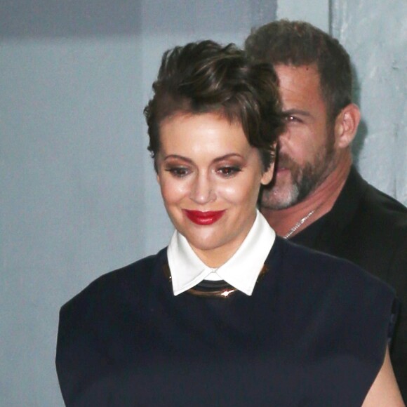 Alyssa Milano arrive devant l'immeuble des studios AOL à New York, le 7 avril 2016