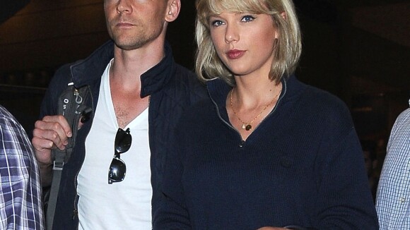 Tom Hiddleston assure être "ami" avec Taylor Swift et flirte avec une autre...