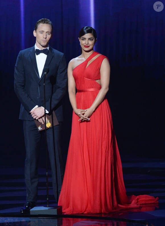 Tom Hiddleston et Priyanka Chopra sur la scène de la 68ème cérémonie des Emmy Awards au Microsoft Theater à Los Angeles, le 18 septembre 2016