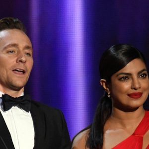 Tom Hiddleston et Priyanka Chopra sur la scène de la 68ème cérémonie des Emmy Awards au Microsoft Theater à Los Angeles, le 18 septembre 2016