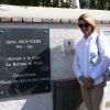 Exclusif - Grégoire son fils et Mathilde sa fille dévoilent la plaque à l'entrée de l'école lors de l'inauguration de l'école Sylvie Joly le 10 septembre 2016 à Dierre (Indre et Loire). © Laetitia Notarianni / Bestimage