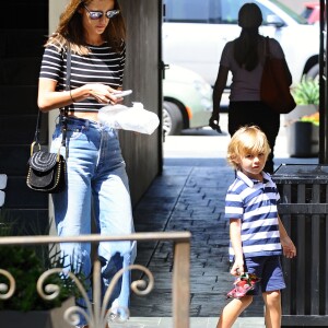 Alessandra Ambrosio est allée déjeuner avec son fils Noah à Brentwood, le 7 septembre 2016.