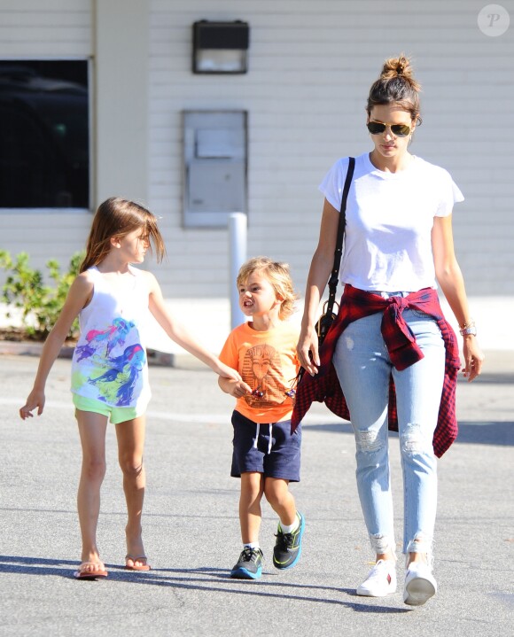 Exclusif - Alessandra Ambrosio est allée déjeuner avec ses enfants Anja et Noah à Los Angeles, le 9 septembre 2016.