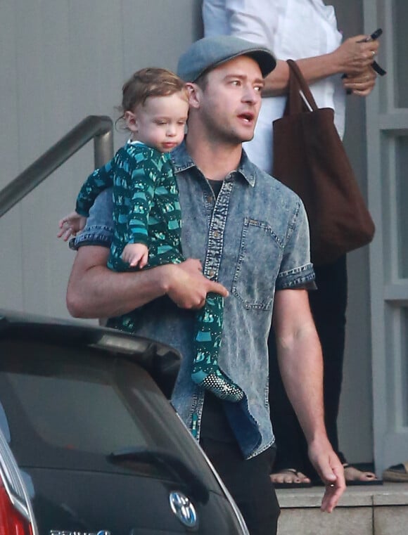 Justin Timberlake et sa femme Jessica Biel sortent de chez eux avec leur fils Silas Randall Timberlake à Los Angeles, Californie, Etats-Unis, le 6 août 2016