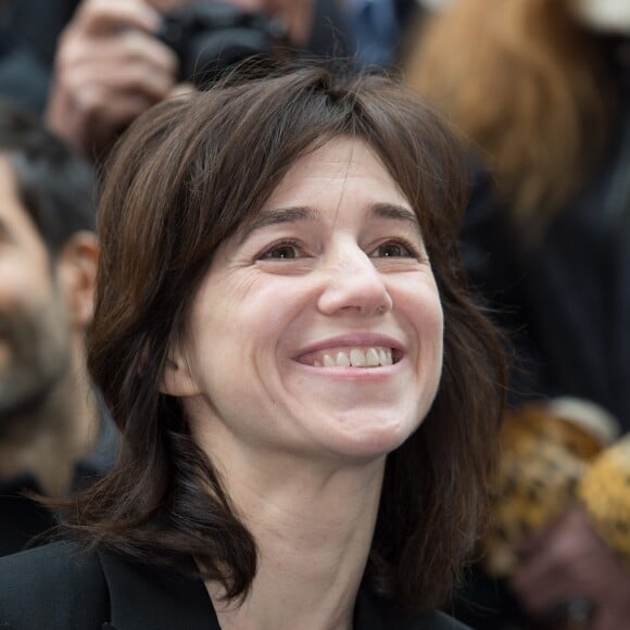 Charlotte Gainsbourg - Cérémonie d'inauguration de la plaque commémorative en l'honneur de Serge Gainsbourg, au 11 bis Rue Chaptal (où le chanteur passa une partie de son enfance), à Paris. Le 10 Mars 2016