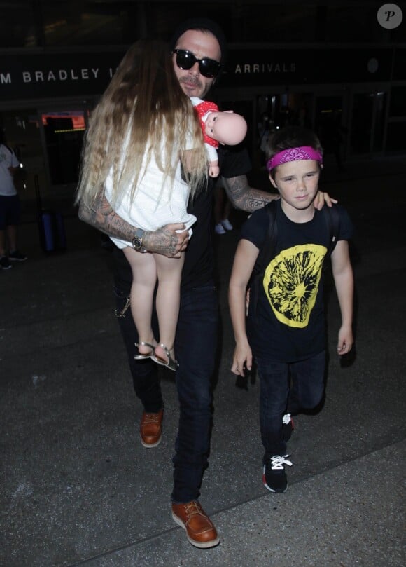 David Beckham avec Harper Beckham et Cruz Beckham arrivent à l'aéroport de LAX à Los Angeles, Californie, Etats-Unis, le 11 juillet 2016.