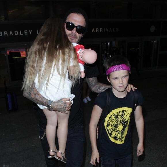 David Beckham avec Harper Beckham et Cruz Beckham arrivent à l'aéroport de LAX à Los Angeles, Californie, Etats-Unis, le 11 juillet 2016.