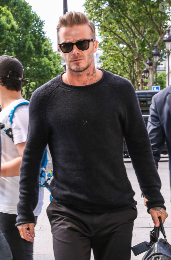 Après avoir assisté au défilé de mode Louis Vuitton Hommes printemps-été 2017, David Beckham arrive à la Gare du Nord avec un sac et une valise Vuitton pour prendre un Eurostar pour Londres le 23 juin 2016.