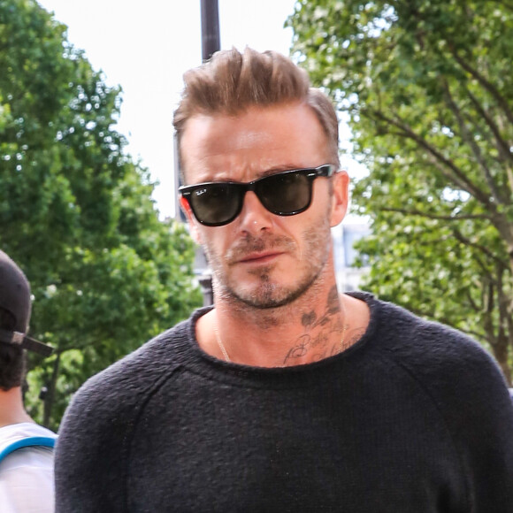 Après avoir assisté au défilé de mode Louis Vuitton Hommes printemps-été 2017, David Beckham arrive à la Gare du Nord avec un sac et une valise Vuitton pour prendre un Eurostar pour Londres le 23 juin 2016.