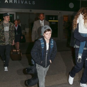 David Beckham arrive avec ses enfants Brooklyn, Romeo, Cruz et Harper à l'aéroport de LAX à Los Angeles, le 24 mars 2016