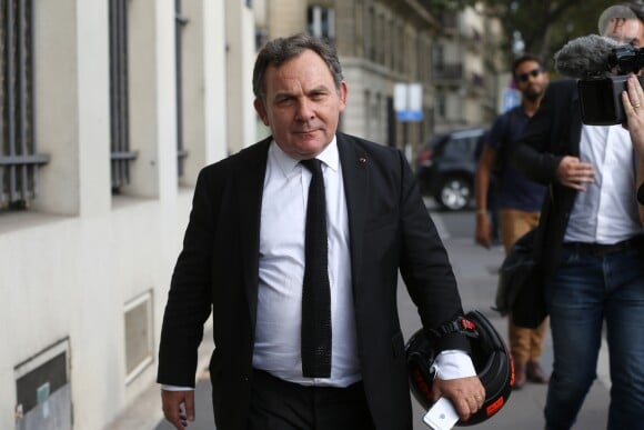 L'avocat Francis Szpiner quitte la brigade des mineurs de la préfecture de police après avoir assisté à la confrontation de son client face à Jean-Marc Morandini à Paris le 22 septembre 2016. La garde à vue de l'animateur Jean-Marc Morandini a été prolongée ce jeudi matin dans le cadre de l'enquête pour " corruption de mineurs ", ouverte en parallèle à des plaintes à son encontre pour des castings controversés, a-t-on appris de sources judiciaire et policière. Le parquet de Paris avait ouvert deux enquêtes préliminaires distinctes, l'une pour " harcèlement sexuel " au sujet des castings, l'autre sur des soupçons de " corruption de mineurs ".