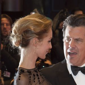 Josh Brolin et sa fiancée Kathryn Boyd sur le tapis rouge du film "Hail Caesar!" lors du 66ème Festival International du Film de Berlin, la Berlinale, le 11 février 2016