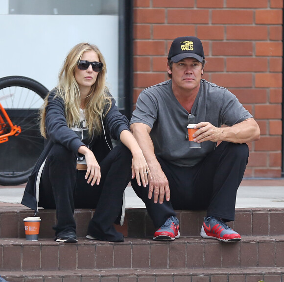 Exclusif - Josh Brolin fait du vélo les mains dans les poches avec sa fiancée Kathryn Boyd, le 13 avril 2016 à Los Angeles