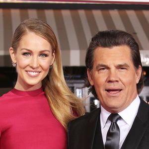 Josh Brolin et sa fiancée Kathryn Boyd à la première du film "Hail, Caesar!" à Westwood, le 1er février 2016
