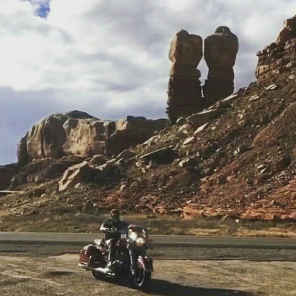 Johnny Hallyday et sa bande en plein road trip à travers les Etats-Unis - Escale à Monument Valley, le 24 septemnbre 2016.