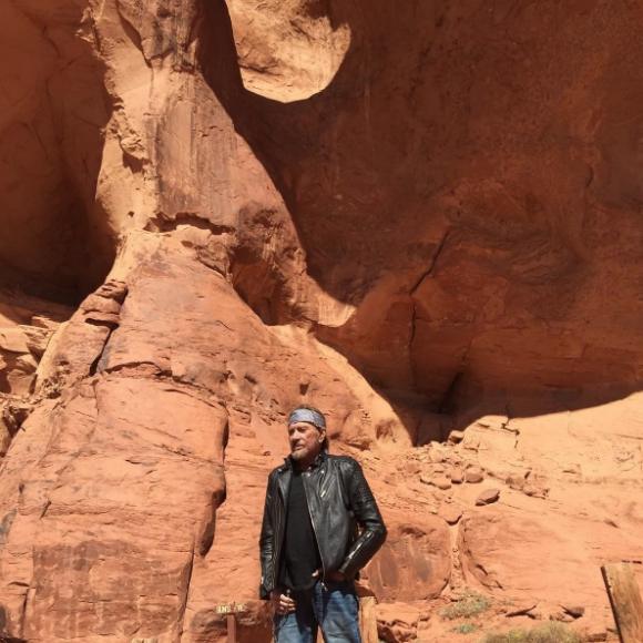 Johnny Hallyday et sa bande en plein road trip à travers les Etats-Unis - Escale à Monument Valley, le 24 septemnbre 2016.