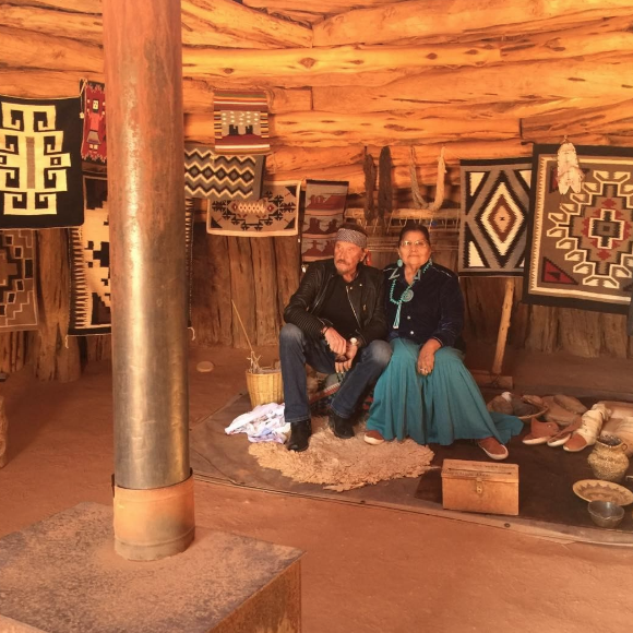 Johnny Hallyday et sa bande en plein road trip à travers les Etats-Unis - Escale à Monument Valley, le 24 septemnbre 2016.