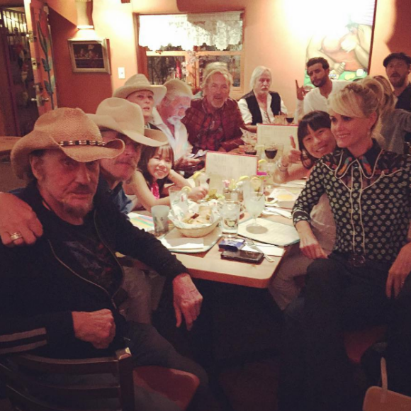 Johnny Hallyday et sa bande en plein road trip à travers les Etats-Unis - Dîner en amis avec Laeticia à Santa Fe, le 21 septembre 2016.