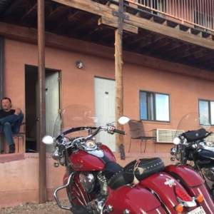 Johnny Hallyday et sa bande en plein road trip à travers les Etats-Unis - "Pause dodo" au Hat Rock Inn motel dans l'Utah, le 22 septembre 2016.
