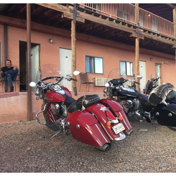 Johnny Hallyday et sa bande en plein road trip à travers les Etats-Unis - "Pause dodo" au Hat Rock Inn motel dans l'Utah, le 22 septembre 2016.