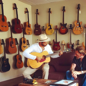 Johnny Hallyday et Yodelice (Maxim Nucci) trouvent l'inspiration dans un "guitar shop" de Santa Fe. Photographiés par Laeticia, le 22 septembre 2016.