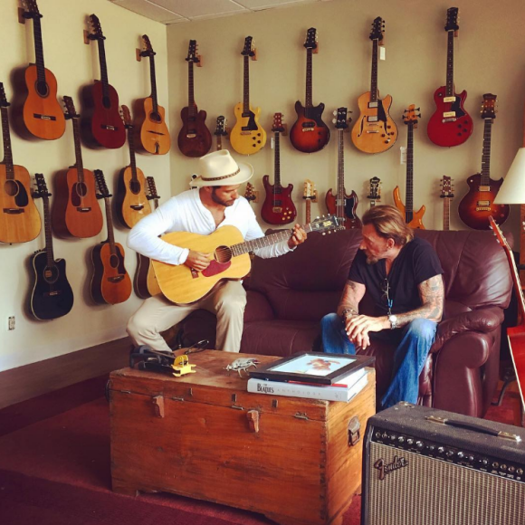 Johnny Hallyday et Yodelice (Maxim Nucci) trouvent l'inspiration dans un "guitar shop" de Santa Fe. Photographiés par Laeticia, le 22 septembre 2016.