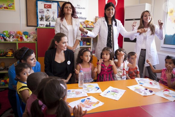 Angelina Jolie rencontre des réfugiés syriens en septembre 2012.