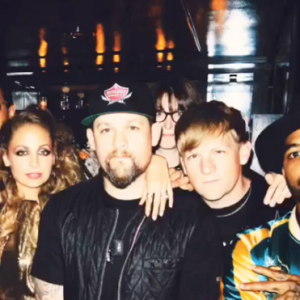 Nicole Richie fête ses 35 ans entourée de tous ses célèbres amis, son père Lionel et son mari Joel Madden lors d'une soirée disco à l'hôtel The Standard. Image extraite d'une vidéo publiée sur Instagram le 25 septembre 2016