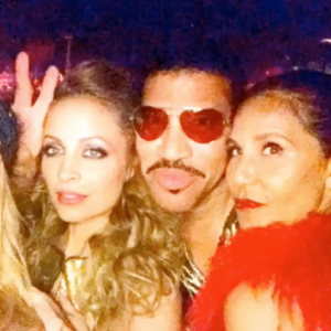 Nicole Richie fête ses 35 ans entourée de tous ses célèbres amis et son père Lionel Richie lors d'une soirée disco à l'hôtel The Standard. Image extraite d'une vidéo publiée sur Instagram le 25 septembre 2016