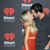Ben Higgins et sa fiancée Lauren Bushnell à la soirée iHeart Radio lors du Festival de musique à T-Mobile Arena à Las Vegas, le 23 septembre 2016