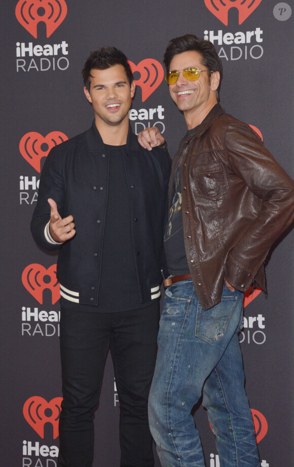 Taylor Lautner et John Stamos à la soirée Festival de musique iHeartRadio au T-Mobile Arena à Las Vegas, le 24 septembre 2016 © Marcel Thomas via Zuma/Bestimage