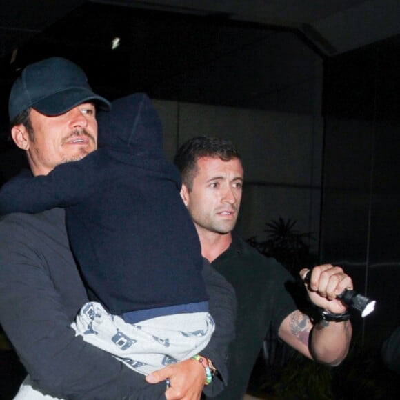 Orlando Bloom avec son fils Flynn et sa compagne Katy Perry arrivent à l'aéroport LAX de Los Angeles, Californie, Etats-Unis, le 9 août 2016.