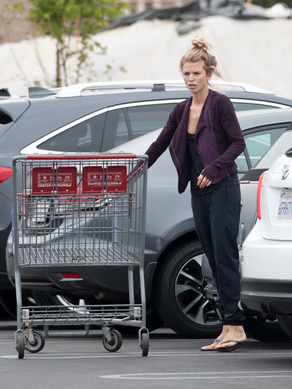 Exclusif - Annalynne McCord finit ses courses dans un supermarché de Los Angeles le 19 septembre 2016.