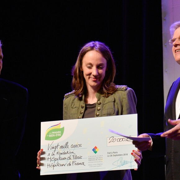 Patrick Poivre d'Arvor (PPDA), Danuta Peter (Déléguée générale de la Fondation hôpitaux de Paris-Hôpitaux de France) et Sylvain Bonnet (Fondateur de Beautysané) - Seconde édition des "Trophées du bien être" au profit de la célèbre fondation "La Maison de Solenn - Maison des adolescents de Cochin (AP-HP)" au théâtre de la Gaîté-Montparnasse à Paris, France, le 26 septembre 2016. © Coadic Guirec/Bestimage26/09/2016 - Paris