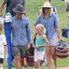 Exclusif - Julia Roberts et son mari Danny Moder assistent au match de football de leurs fils Phinnaeus et Henry à Malibu le 12 septembre 2015.