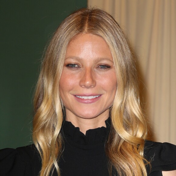 Gwyneth Paltrow dédicace son livre "Its All Easy" à la librairie "Barnes & Noble" à New York, le 12 avril 2016.
