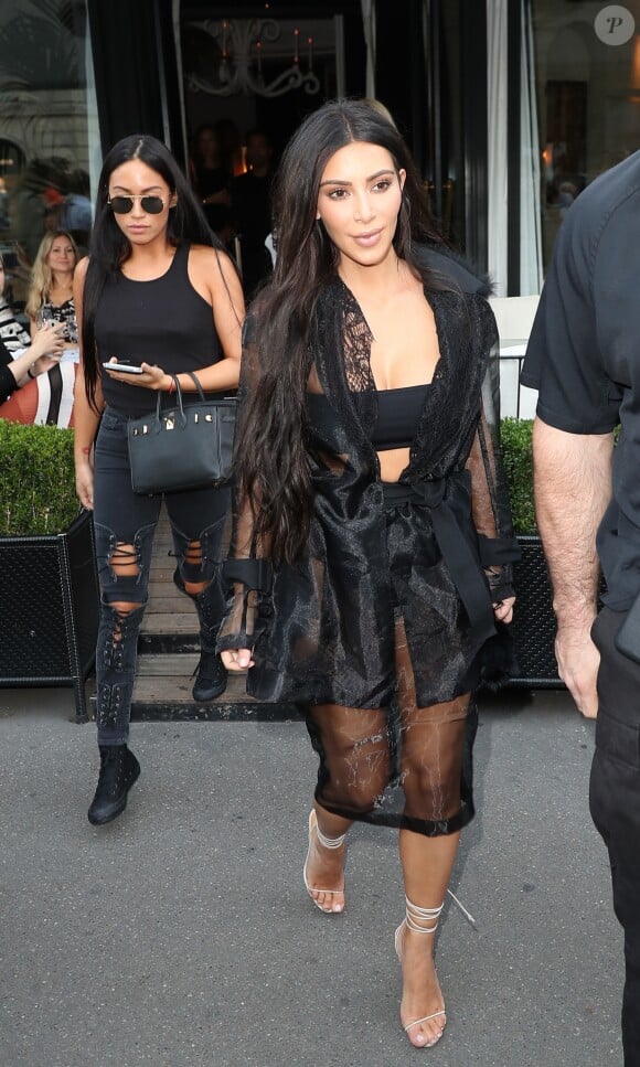 Kim Kardashian quitte le restaurant l'Avenue à Paris le 28 septembre 2016. © Cyril Moreau / Bestimage